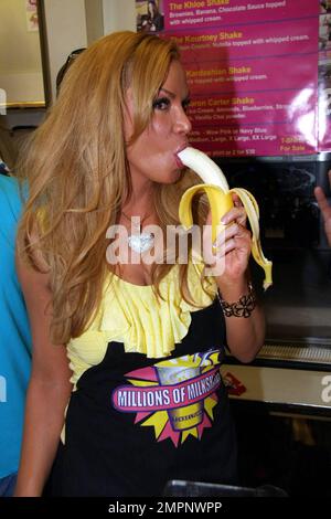 Cindy Margolis bringt ihren persönlichen Milchshake bei Millionen von Milkshakes in Los Angeles, Kalifornien, auf den Markt. 3/27/10. Stockfoto