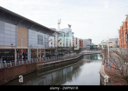 Blick auf das Oracle Shopping Center in Reading, in der britischen Grafschaft Stockfoto