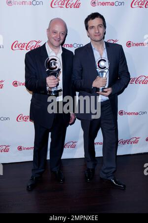 Die „Harry Potter“-Produzenten David Heyman und David Barron posieren für Fotografen bei den CinemaCon Big Screen Achievement Awards 2011 im Caesars Palace, dem Colosseum CinemaCon, der offiziellen Versammlung der Nationalen Vereinigung der Theaterbesitzer. Las Vegas, Nevada 03/31/11. Stockfoto