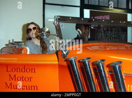 EXKLUSIV!! Der französische Fußballspieler Djibril Cisse und seine Frau Jude treffen in einem Chrom-Cadillac-Escalade auf einem Pop-up-Platz des London Motor Museum ein, der sie direkt aus Heathrow brachte. Die beiden machten eine Tour durch den Ort, an dem King of Customization, Elo, eine Probe seiner $3,8 Millionen Dollar schweren Autosammlung zeigt und saßen in einer Reihe von Fahrzeugen, aber nur einer fiel Cisse auf: Ein blauer 600hp Dodge Viper. Cisse, der bereits eine ganze Autokollektion hat, zu der unter anderem Rolls Royces, Bentleys, Escalades und Lamborghinis gehören, sagte, er wolle den klassischen amerikanischen Sportwagen kaufen, um ihn zu seinem c hinzuzufügen Stockfoto