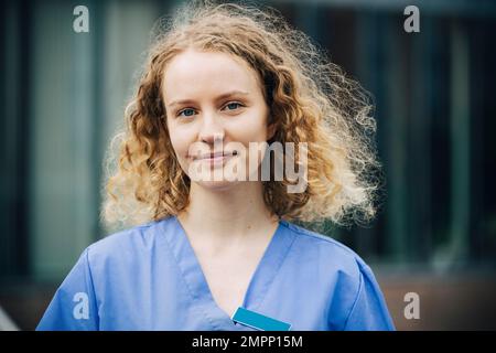 Porträt einer lächelnden Krankenschwester mit blondem Haar Stockfoto