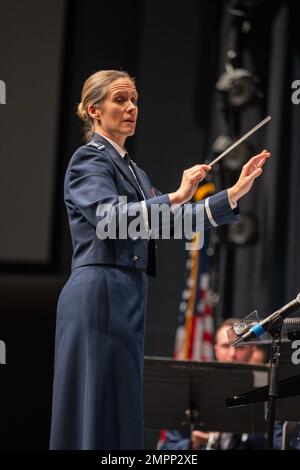 Capt. Christina Muncey, Befehlshaber und Dirigent der United States Air Force Heritage of America Band, führt die Band während eines Veteran's Day-Konzerts am Edgecombe Community College in Tarboro, North Carolina, am 9. November 2022. Ziel der Heritage of America Band ist es, ein vielfältiges Publikum zu inspirieren, indem sie höchste Professionalität unter Beweis stellt und gleichzeitig militärische Präzision und Exzellenz verkörpert. Stockfoto