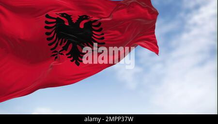 Nahaufnahme der albanischen Nationalflagge im Wind. Rote Flagge mit schwarzem zweiköpfigen Adler. Texturierter Hintergrund. Selektiver Fokus Stockfoto