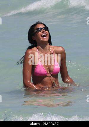 Claudia Jordan zeigt ihre Figur in einem pinken Bikini, während sie den Tag mit Freunden am Strand verbringt und Fotos mit Fans macht. Miami Beach, Florida 21. März 2015. Stockfoto