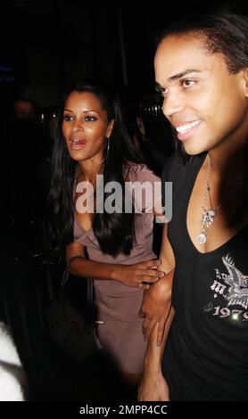 Deal or No Deal Model Claudia Jordan genießt einen Abend in der Stadt mit einem männlichen Begleiter. Das Paar wurde gesehen, wie es LA Hot Spot Sunset One verließ. West Hollywoood, CA 8/18/08 Stockfoto