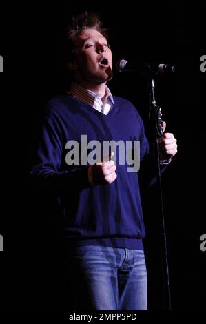 Der ehemalige „American Idol“-Kandidat Clay Aiken tritt live im Konzert im Genesee Theatre auf, wo er seine Titelversion von Mack the Knife sang, die er für sein Album „Proven & True“ von 2010 aufnahm. Waukegan, Illinois. 03/04/11. Stockfoto
