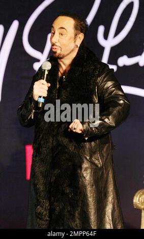 David Gest auf einer Pressekonferenz in Gilgamesh verkündete, dass der englische Popstar Cliff Richard, 70, mit einer Reihe von Soul-Legenden zu seinem neuen EMI-Album duet, das Lamont Dozier, Ashford & Simpson, mit David Gest, dem Ex-Ehemann von Liza Minnelli, als Executive Producer produziert. London, Großbritannien. 03/07/11. Stockfoto