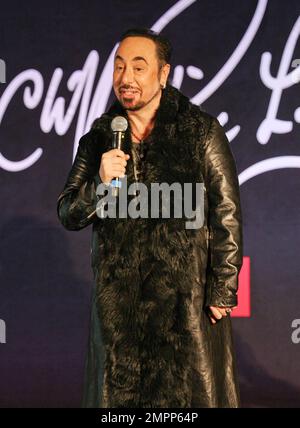 David Gest auf einer Pressekonferenz in Gilgamesh verkündete, dass der englische Popstar Cliff Richard, 70, mit einer Reihe von Soul-Legenden zu seinem neuen EMI-Album duet, das Lamont Dozier, Ashford & Simpson, mit David Gest, dem Ex-Ehemann von Liza Minnelli, als Executive Producer produziert. London, Großbritannien. 03/07/11. Stockfoto