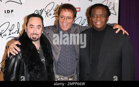 David Gest, Cliff Richard und Lamont Dozier posieren für Fotografen auf einer Pressekonferenz in Gilgamesh und verkünden, dass der englische Popstar Cliff Richard, 70, mit einer Reihe von Soul-Legenden auf seinem neuen EMI-Album duet, produziert von Lamont Dozier, Ashford & Simpson mit David Gest, Ex-Ehemann von Liza Minnelli, als leitende Produzentin. London, Großbritannien. 03/07/11. Stockfoto