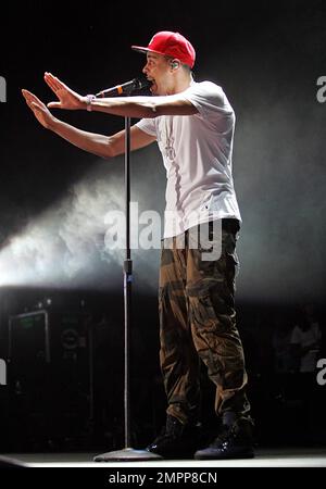 Der Hip-Hop-Künstler J. Cole tritt am letzten Abend der „Club Paradise Summer Tour“ im Time Warner Music Pavilion am Walnut Creek in Raleigh, NC, in einem Konzert auf. 20. Juni 2012 . Stockfoto