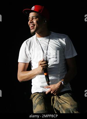 Der Hip-Hop-Künstler J. Cole tritt am letzten Abend der „Club Paradise Summer Tour“ im Time Warner Music Pavilion am Walnut Creek in Raleigh, NC, in einem Konzert auf. 20. Juni 2012 . Stockfoto