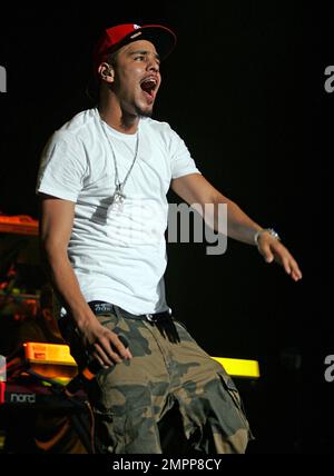 Der Hip-Hop-Künstler J. Cole tritt am letzten Abend der „Club Paradise Summer Tour“ im Time Warner Music Pavilion am Walnut Creek in Raleigh, NC, in einem Konzert auf. 20. Juni 2012 . Stockfoto