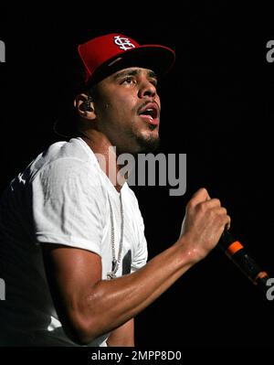 Der Hip-Hop-Künstler J. Cole tritt am letzten Abend der „Club Paradise Summer Tour“ im Time Warner Music Pavilion am Walnut Creek in Raleigh, NC, in einem Konzert auf. 20. Juni 2012 . Stockfoto