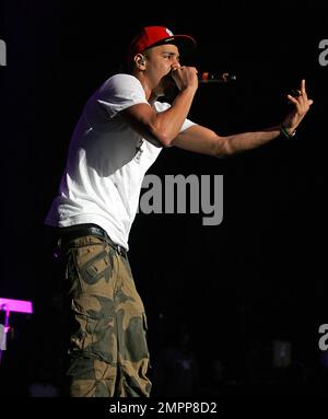 Der Hip-Hop-Künstler J. Cole tritt am letzten Abend der „Club Paradise Summer Tour“ im Time Warner Music Pavilion am Walnut Creek in Raleigh, NC, in einem Konzert auf. 20. Juni 2012 . Stockfoto