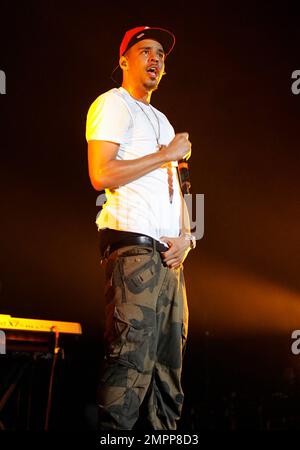 Der Hip-Hop-Künstler J. Cole tritt am letzten Abend der „Club Paradise Summer Tour“ im Time Warner Music Pavilion am Walnut Creek in Raleigh, NC, in einem Konzert auf. 20. Juni 2012 . Stockfoto