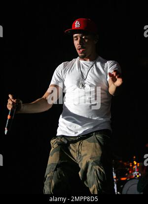 Der Hip-Hop-Künstler J. Cole tritt am letzten Abend der „Club Paradise Summer Tour“ im Time Warner Music Pavilion am Walnut Creek in Raleigh, NC, in einem Konzert auf. 20. Juni 2012 . Stockfoto