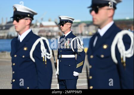 Mitglieder der Coast Guard Ceremonial Honor Guard treten am 10. November 2022 während der Zeremonie für den Coast Guard Cutter William Chadwick (WPC-1150) in Boston, Massachusetts, auf. Zu den Zeremonien der Ehrengarde gehören Paraden, Beerdigungen, die Ankunft von Würdenträgern im Weißen Haus sowie die Präsentation von Farben bei lokalen und offiziellen Veranstaltungen. Mitglieder der Ehrenwache nehmen an gemeinsamen Serviceaktivitäten sowie an Aufgaben der Küstenwache Teil. Stockfoto