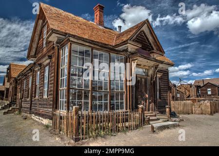 Eine Szene des alten Holzgebäudes mit großen Fenstern am Tag Stockfoto