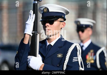 Mitglieder der Coast Guard Ceremonial Honor Guard treten am 10. November 2022 während der Zeremonie zur Inbetriebnahme des Coast Guard Cutters William Chadwick (WPC-1150) in Boston, Massachusetts, auf. Das Ehrenwächter-Team besteht aus etwa 65 Mitgliedern, wobei ein Lieutenant Commander (O-4) als befehlshabender Offizier der Ehrengarde fungiert, Ein Leutnant (O-3) als Executive Officer, zwei Junior Officers (O-2) als Operations and Training Officers, ein Senior Chief Petty Officer (E-8) als Kommandochef der Ehrenwache und sechs Petty Officers zwischen den Rängen E-5 bis E-6. Stockfoto