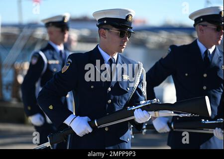 Mitglieder der Coast Guard Ceremonial Honor Guard treten am 10. November 2022 während der Zeremonie für den Coast Guard Cutter William Chadwick (WPC-1150) in Boston, Massachusetts, auf. Die Ehrengarde veranstaltet im Durchschnitt 1.200 Zeremonien pro Jahr in den USA. Stockfoto