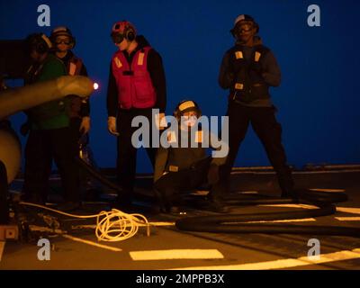 Matrosen führen während des Flugbetriebs auf dem Cockpit der Arleigh-Burke-Klasse-Guided-Missile Destroyer USS Thomas Hudner (DDG 116) als Teil der Gerald R. Ford Carrier Strike Group am 11. November 2022 während der Übung Silent Wolverine eine Treibstoffleitung. Übung Silent Wolverine ist eine von den USA geführte, kombinierte Trainingsübung, die die Fähigkeiten von Flugzeugträgern der Ford-Klasse durch integrierte High-End-Szenarien der Marine-Kriegsführung zusammen mit den teilnehmenden Verbündeten im Osteratlantik testet. Die Gerald R. Ford Carrier Strike Group führt ihren ersten Einsatz in den USA durch Marinestreitkräfte in Europa Stockfoto