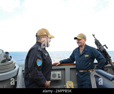 USS FORREST SHERMAN AUF SEE – USA Flottenadmiral Scott Sciretta hat am 19. November in Taranto, Italien, das Kommando des ständigen NATO-Schifffahrtskommandanten Ivaylo Ivanov der bulgarischen Marine der Gruppe 2 (SNMG2) übernommen. Stockfoto