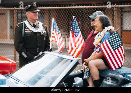 Das 3. Infanteriebrigaden-Kampfteam, Oberst Rob Shaw, Befehlshaber der 25. Infanteriedivision, führt ein Gespräch mit Jeanne Ishikawa, der vorsitzenden des Wahiawa und des Whitmore Village Neighborhood Board, vor der 76. Jährlichen Lions Club Wahiawa Parade in Wahiawa am 11. November 2022. Shaw und etwa 60 Soldaten, die der 25. Infanterie-Division-Marschkapelle zugeteilt wurden, und 3IBCT haben an der Parade teilgenommen und Auszeichnungen für die beste Marschkapelle und die beste Militäreinheit gewonnen. Stockfoto