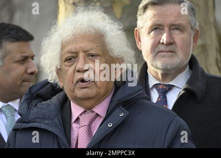 Lord Desai / Meghnad Jagdishchandra Desai, Baron Desai von St. Clement Danes. Ökonom und Labour Peer, bei einer Veranstaltung bei der Statue von Mahatma Gandhi. Stockfoto