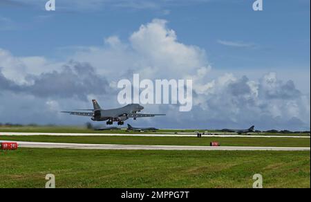 EIN US-AMERIKANISCHER Air Force B-1B Lancer, der dem 37. Expeditionsgeschwader, Ellsworth Air Force Base, South Dakota, zugeteilt wurde, startet zur Unterstützung einer Bomber Task Force Mission in Andersen AFB, Guam, 12. November 2022. Die BTF-Missionen sollen die Fähigkeit der Pacific Air Force demonstrieren, von Gegnern oder Wettbewerbern jeden Einfluss oder jede Aggression abzuschrecken, zu leugnen und zu beherrschen. Stockfoto