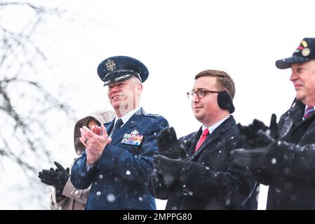 Oberst Charles Barkhurst, 88.. Stellvertretender Befehlshaber der Luftwaffe, jubelt den Teilnehmern während der Veterans Day Parade am 12. November auf dem Campus des Dayton Veterans Affairs Medical Center in Dayton, Ohio. Die Parade ehrt alle, die beim US-Militär gedient haben. Stockfoto