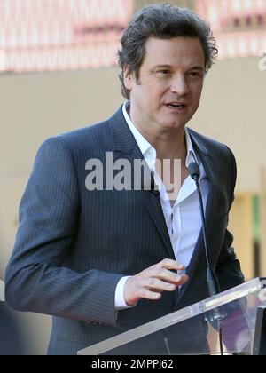 Der Schauspieler Colin Firth wird mit einem Star auf dem Hollywood Walk of Fame geehrt, umgeben von Familie und Freunden, darunter seine Frau Livia Giuggioli, Schauspieler Guy Pearce, Schauspielerin Claire Bloom und Regisseur Tom Hooper. Colin erhielt auf dem Walk of Fame einen 29.-Sterne-Stern. Hollywood, Kalifornien. 1/13/11. Stockfoto