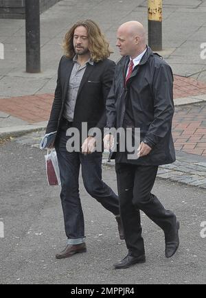 Justin Lee Collins wurde beim Verlassen des St. Albans Crown Court gesehen, nachdem die Geschworenen nach Hause geschickt wurden, weil einer von ihnen krank war. Die Geschworenen beraten noch über den Belästigungs-Fall gegen Collins, der von seiner Ex-Freundin Anna Larke eingeleitet wurde. Die Jury wird am Dienstag wieder vor Gericht gehen, um weiter darüber zu beraten. London, Großbritannien. 8. Oktober 2012. Stockfoto