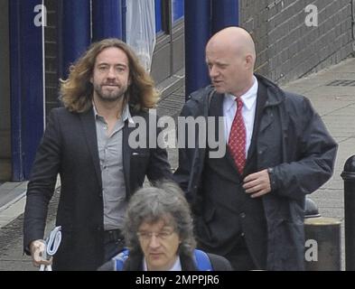 Justin Lee Collins wurde beim Verlassen des St. Albans Crown Court gesehen, nachdem die Geschworenen nach Hause geschickt wurden, weil einer von ihnen krank war. Die Geschworenen beraten noch über den Belästigungs-Fall gegen Collins, der von seiner Ex-Freundin Anna Larke eingeleitet wurde. Die Jury wird am Dienstag wieder vor Gericht gehen, um weiter darüber zu beraten. London, Großbritannien. 8. Oktober 2012. Stockfoto