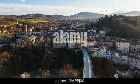 Italien, Januar 2023: Blick aus der Vogelperspektive auf das mittelalterliche Dorf Pergola nach der Flut vom September 2022. Das Dorf befindet sich in der Region Marken in Stockfoto