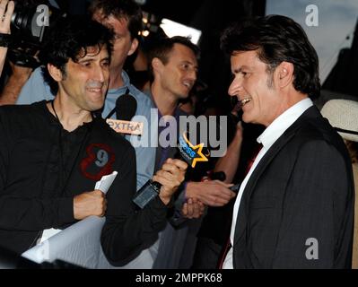 Ein gesünder und glücklicher aussehender Charlie Sheen interviewt seine „COMEDY CENTRAL Roast of Charlie Sheen“ in den Sony Studios. Culver City, Kalifornien. 10. September 2011 . Stockfoto