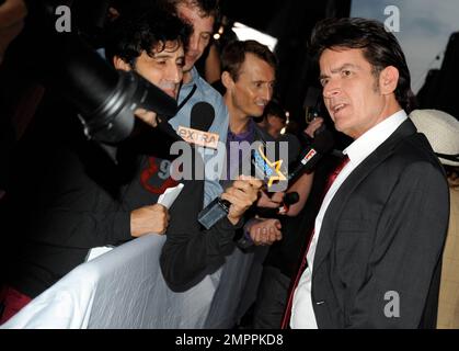 Ein gesünder und glücklicher aussehender Charlie Sheen interviewt seine „COMEDY CENTRAL Roast of Charlie Sheen“ in den Sony Studios. Culver City, Kalifornien. 10. September 2011 Stockfoto