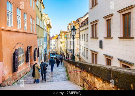 Die Treppe zur alten Burg (Zámecké schody) führt zur Prager Burg und zum Hradcany-Platz, Malá Strana, Prag, Tschechische Republik Stockfoto