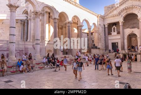 SPLIT, KROATIEN, EUROPA - Touristen, die den Peristyle im Diokletianpalast in der Altstadt von Split besuchen. Stockfoto