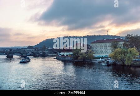 Blick auf die Malá Strana, die Karlsbrücke und den Petřín-Garten am Abend, Prag, Tschechische Republik Stockfoto