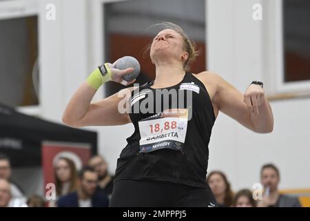 Nehvizdy, Tschechische Republik. 31. Januar 2023. Sara Gambetta aus Deutschland tritt am 31. Januar 2023 in Nehvizdy bei der Indoor-Leichtathletikkonferenz der Silberkategorie der World Indoor Tour in die Shoot Put. Kredit: Josef Vostarek/CTK Photo/Alamy Live News Stockfoto