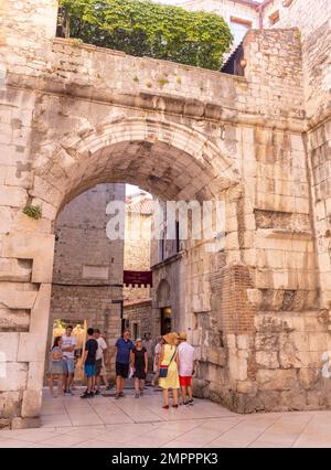 SPLIT, KROATIEN, EUROPA - Touristen am Goldenen Tor während des Besuchs des Diokletianpalastes in der Altstadt von Split. Stockfoto