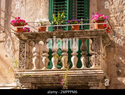 SPLIT, KROATIEN, EUROPA - Blumen auf dem Balkon des Gebäudes in der Altstadt von Split. Stockfoto