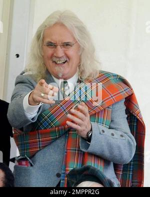 Billy Connolly jubelt die Athleten und die Lonarch-Märscher bei der 170. Jährlichen Lonach-Versammlung in Strathdon zusammen mit seiner Frau Pamela Stephenson an, und hier kommt tanzender Richter Craig Revel Horwood, Autorin und Comedienne Cathy Lette und schottischer Comedy-Schauspieler Tony Roper. Strathdon, Aberdeenshire, Großbritannien. 27. August 2011. Stockfoto