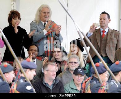 Billy Connolly jubelt die Athleten und die Lonarch-Märscher bei der 170. Jährlichen Lonach-Versammlung in Strathdon zusammen mit seiner Frau Pamela Stephenson an, und hier kommt tanzender Richter Craig Revel Horwood, Autorin und Comedienne Cathy Lette und schottischer Comedy-Schauspieler Tony Roper. Strathdon, Aberdeenshire, Großbritannien. 27. August 2011. Stockfoto