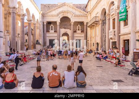 SPLIT, KROATIEN, EUROPA - Touristen, die den Peristyle im Diokletianpalast in der Altstadt von Split besuchen. Stockfoto