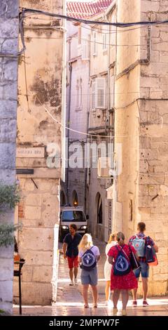 SPLIT, KROATIEN, EUROPA - Touristen in einer engen Straße in der Altstadt von Split. Stockfoto