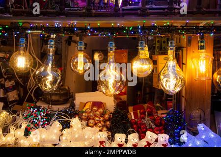 Edison-Glühbirnen und weihnachtslichter in einem Schaufenster Stockfoto