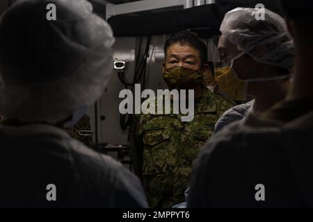 Japan Ground Self-Defense Force LT. Generalleutnant Ryoji Takemoto, kommandierender General der westlichen Armee, JGSDF, besichtigt eine medizinische Expeditionseinrichtung während der Übung Keen Sword 23 in Camp Foster, Okinawa, Japan, 14. November 2022. Während Keen Sword 23 übten die Naval Medical Forces Pacific den ersten Einsatz expeditionärer Krankenhausaufenthalte auf der ersten Inselkette mit bilateralem Engagement der japanischen Boden-Selbstverteidigungstruppe aus. Keen Sword ist eine alle zwei Jahre stattfindende Übung, die darauf abzielt, die Bereitschaft, Interoperabilität und bilateralen Beziehungen zwischen Japan und den USA zu verbessern und gleichzeitig die Entschlossenheit der USA zu demonstrieren, die zu unterstützen Stockfoto