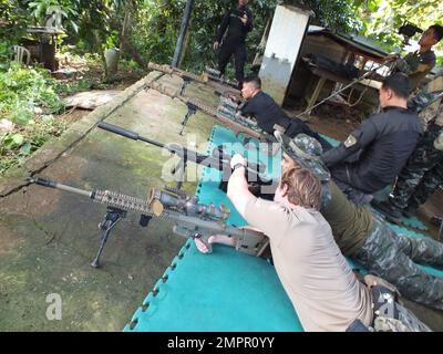 Mitglieder der philippinischen National Police-Special Action Force und der US 1. Special Forces Group nehmen am 14. November 2022 an Langstreckenschießen während der gemeinsamen kombinierten Austauschschulung Balance Piston am Schießstand der philippinischen National Police Academy in Camp General Mariano, Silang, Philippinen Teil. Balance Piston soll die regionale Sicherheit fördern und wirksame Reaktionen auf regionale Krisen gewährleisten, indem eine robuste multinationale Truppe zusammengebracht wird, um gemeinsame Ziele und Sicherheitsverpflichtungen im Indo-Pazifik zu erfüllen. Eine starke, zukunftsorientierte US-philippinische Verteidigungsallianz, Stockfoto