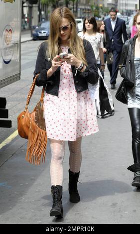 Fearn Cotton scherzte heute mit Fotografen, dass das gepunktete Sommerkleid, das sie trug, ihr „Nachthemd“ war. London, Großbritannien. 5/20/10. Stockfoto